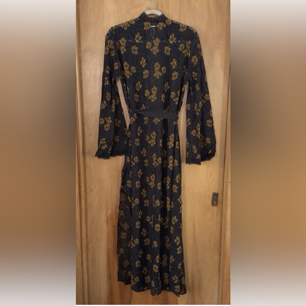 Elegant Navy Blue and Yellow Lace Robe - Picture 4 of 4
